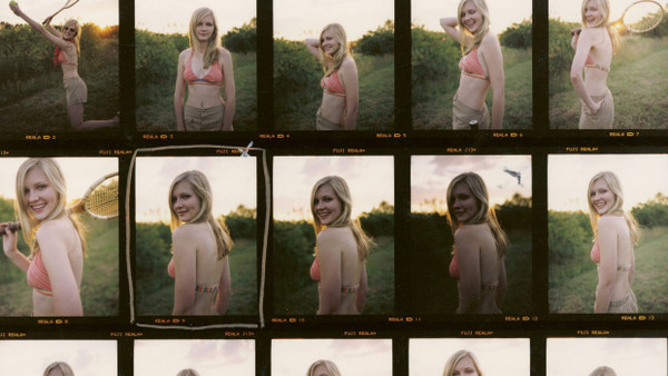 Fotos von Kirsten Dunst auf einem Kontaktabzug, aufgenommen während der Dreharbeiten zu „The Virgin Suicides“