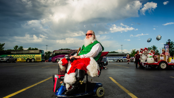Santa Claus kommt auf dem Scooter, nicht auf dem Schlitten.