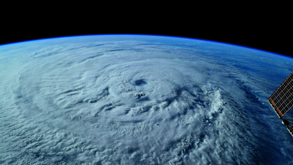 Blick von oben auf den Hurrikan Larry, der sich Anfang September 2021 über dem Atlantik gebildet hatte.