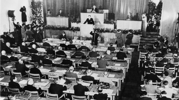 Konstituierende Sitzung des Parlamentarischen Rates (Verfassungsgebende Versammlung zur Ausarbeitung des Grundgesetzes) am 1. September 1948 in Bonn.