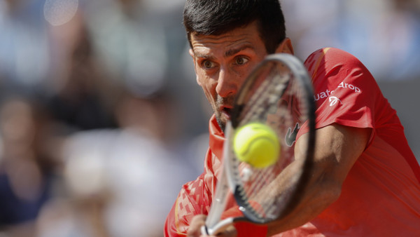 Seinen Nationalismus stellt Novak Djokovic in Paris unverhohlen zur Schau.