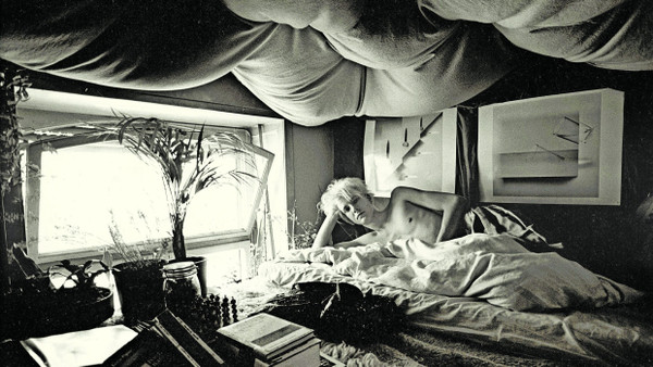 Fast 20 Jahre lang hat Inge Werth an ihrer Serie „Im Bett“ gearbeitet, hier „junger  Mann liegend  im Hochbett“,  (Ausstellungsfotografie 1980–1985)