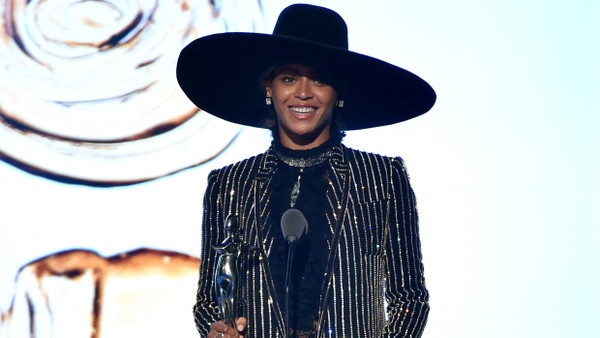 Beyoncé 2016 bei den Fashion Awards mit Hut