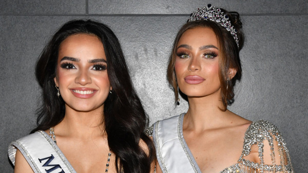 Miss Teen USA 2023, UmaSofia Srivastava (links) und Miss USA 2023, Noelia Voigt bei einer Veranstaltung in New York.