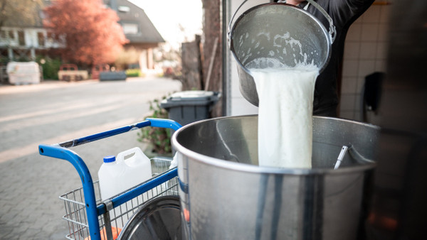 Ein Bauer befüllt die Milchtankstelle an seinem Hof. Kunden können hier frische Rohmilch selbst abfüllen. Zur Sicherheit sollten sie die Milch abkochen.