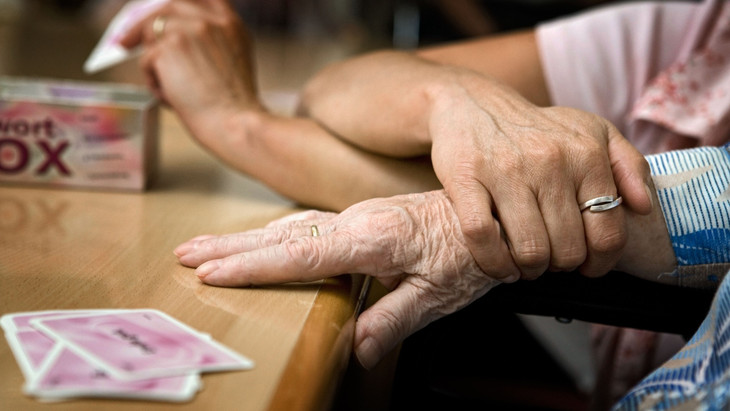 Alltag in einem Seniorenheim: Viele Menschen brauchen im Alter nicht nur Pflege und Zuwendung.