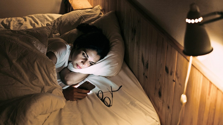 Will man möglichst schnell einschlafen, sollte auch das Smartphone eine Ruhephase einlegen.
