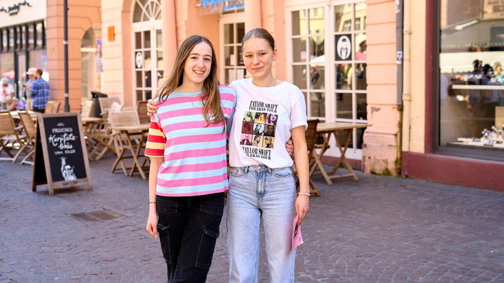 Die beiden Freundinnen Mathilda (links) und Lina sind von dem Gottesdienst begeistert. „Ich fand es richtig schön und das man bei den Liedern mitsingen konnte“, sagt Lina im weißen „Eras“-Tour T-Shirt.