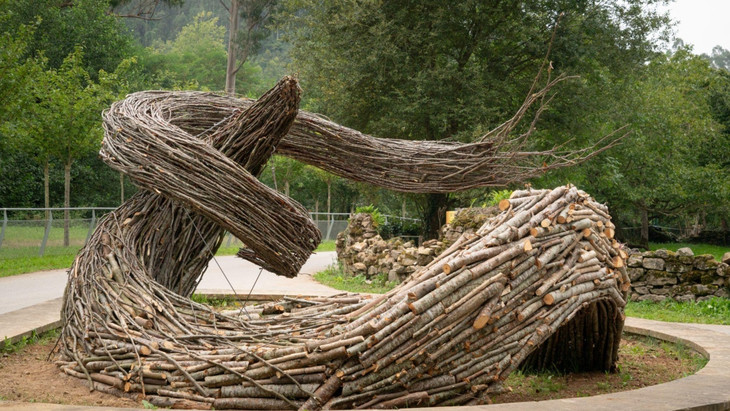 Welle im Wald: „Perpetual Flow“ nennt der Künstler Jordi N. N. sein Werk, mit dem er Stämme aus Holz in eine fließende Bewegung bringt.
