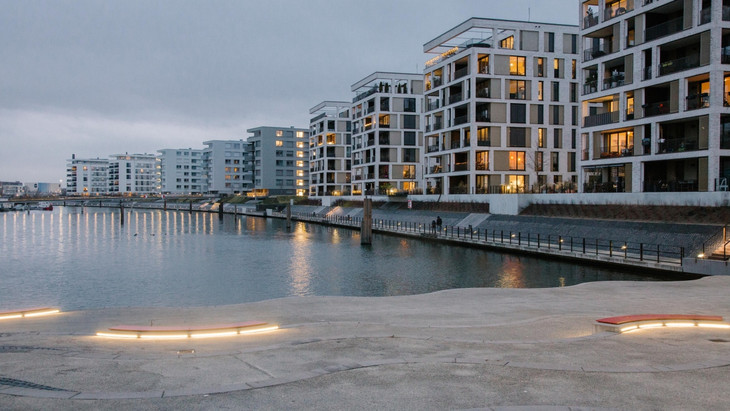 Teures Quartier: Neubauwohnungen wie an der Hafeninsel Offenbach gelten als Ausweg aus der Wohnungskrise. Doch sie sind nur für einen hohen Preis zu haben.