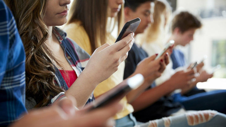 Teenager und ihre Smartphones: Süchtig machender Stimmungsaufheller?