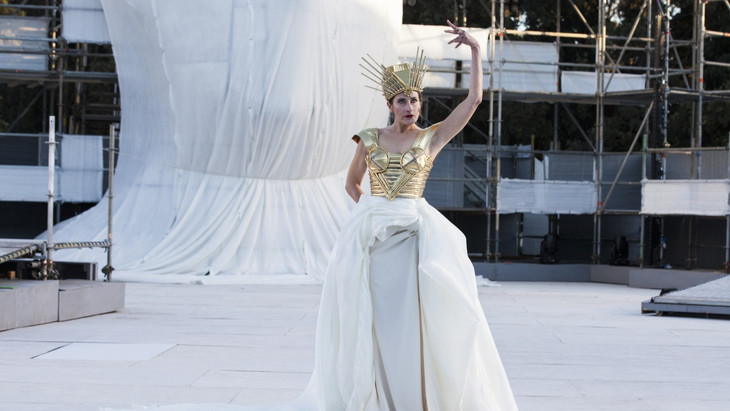 Im Tearo Greco von Syrakus: Ilaria Genatiempo als Aphrodite in „Phädra“