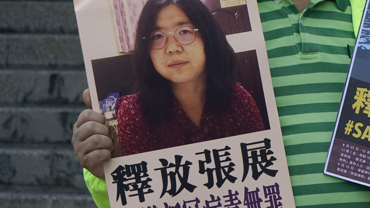 Ein Aktivist protestierte Ende 2020 in Hongkong für die Freilassung von Zhang Zhan.