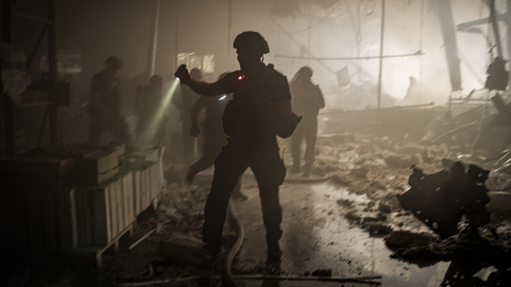 Ukrainische Rettungskräfte nach dem Angriff in der zerstörten Halle der Factor-Druckerei.