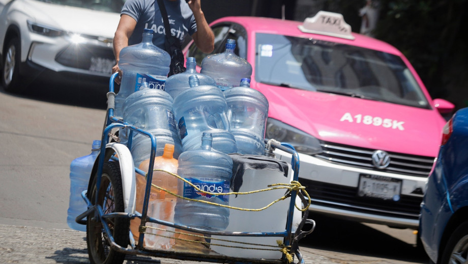 Nichts mehr drin: Ein Mann geht mit leeren Wasserkanistern durch die Straße von Mexiko-Stadt.
