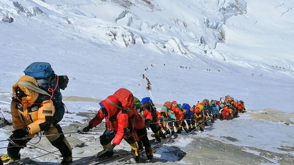 Schon 2019 zog es viele Bergsteiger auf den Mount Everest, wie diese Aufnahme zeigt.