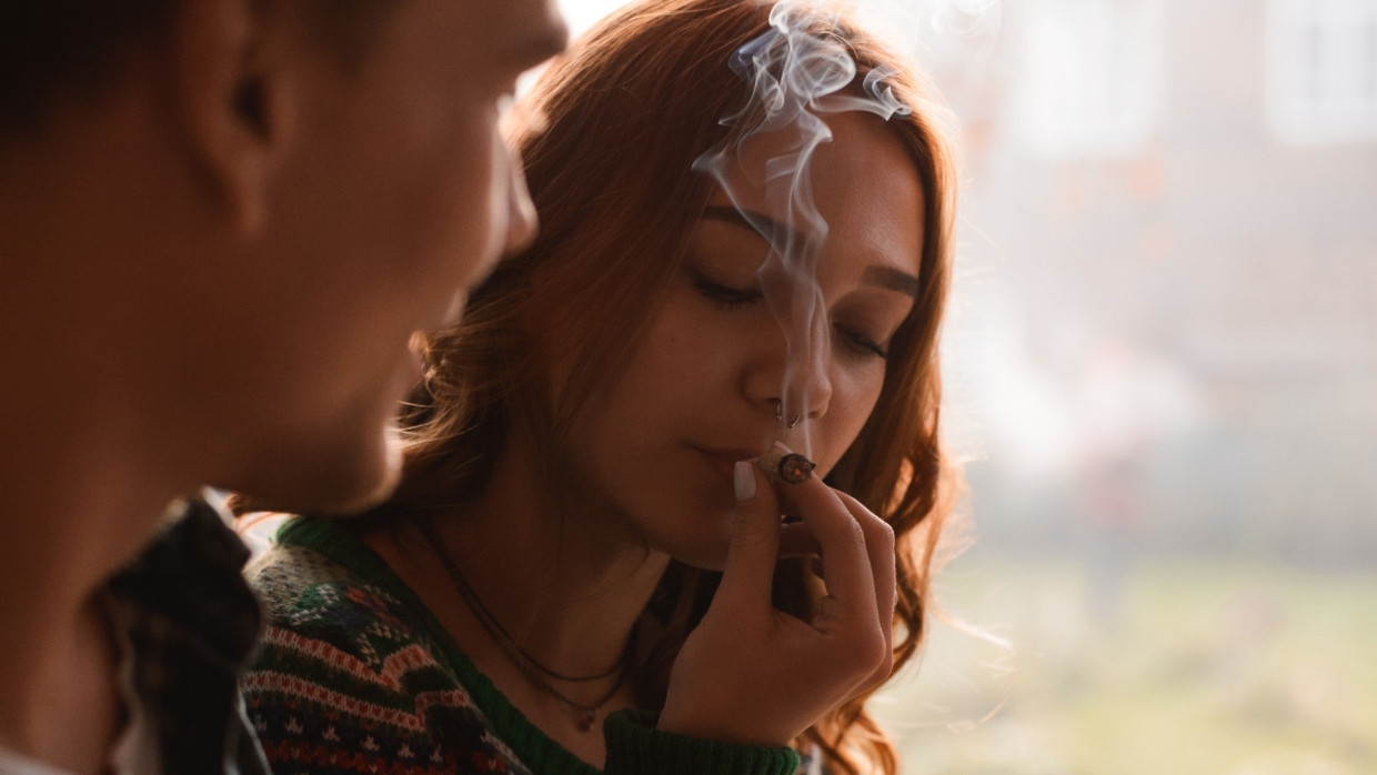 Eine Jugendliche raucht Cannabis.
