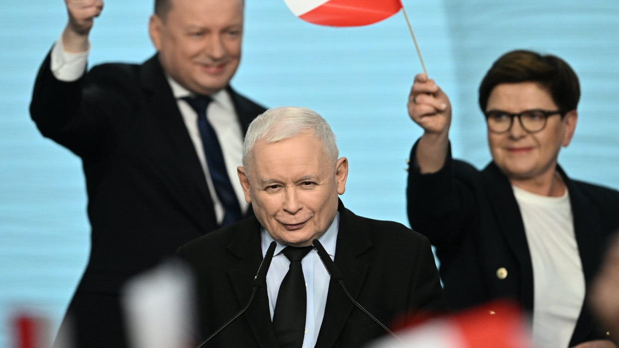 Hat Grund zur Freude: PiS-Parteichef Jaroslaw Kaczyński (Mitte) nach den polnischen Kommunalwahlen.