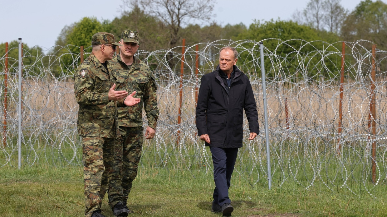 Polen Ministerpräsident Donald Tusk am Samstag an der Grenze zu Belarus