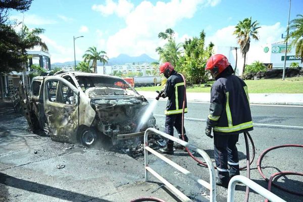 Schoelcher : un véhicule détruit par les flammes occasionne d'importants embouteillages