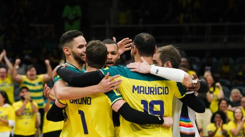 Jogadores do Brasil comemoram ponto durante jogo diante da Sérvia na VNL