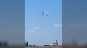 Collision at airshow leaves one pilot dead (VIDEOS)