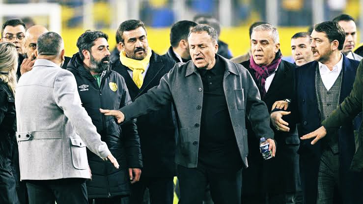 В Турции начался суд над бывшим президентом футбольного клуба за избиение арбитра