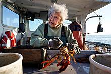 104-летняя женщина отказалась уходить на пенсию и продолжила ловить омаров