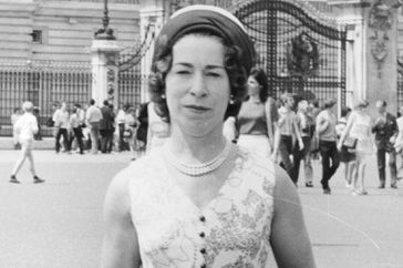 Mrs Jeannette Charles Queen Elizabeth Ii Lookalike Outside Buckingham Palace Today.