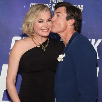 Rebecca Romijn Jerry O'Connell kiss los angeles 05 30 24