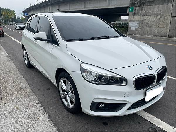 售2015年式白色總代理BMW F45 218i AT 透明
