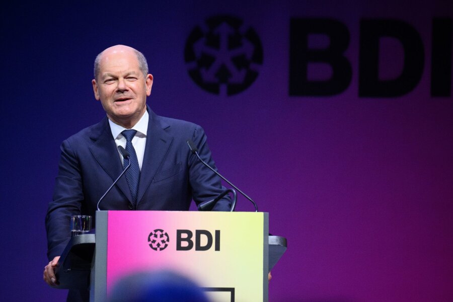 Scholz kündigt Entlastungen für Firmen an - Bundeskanzler Olaf Scholz (SPD) spricht beim Tag der deutschen Industrie 2024 des Bundesverbandes der Deutschen Industrie (BDI).
