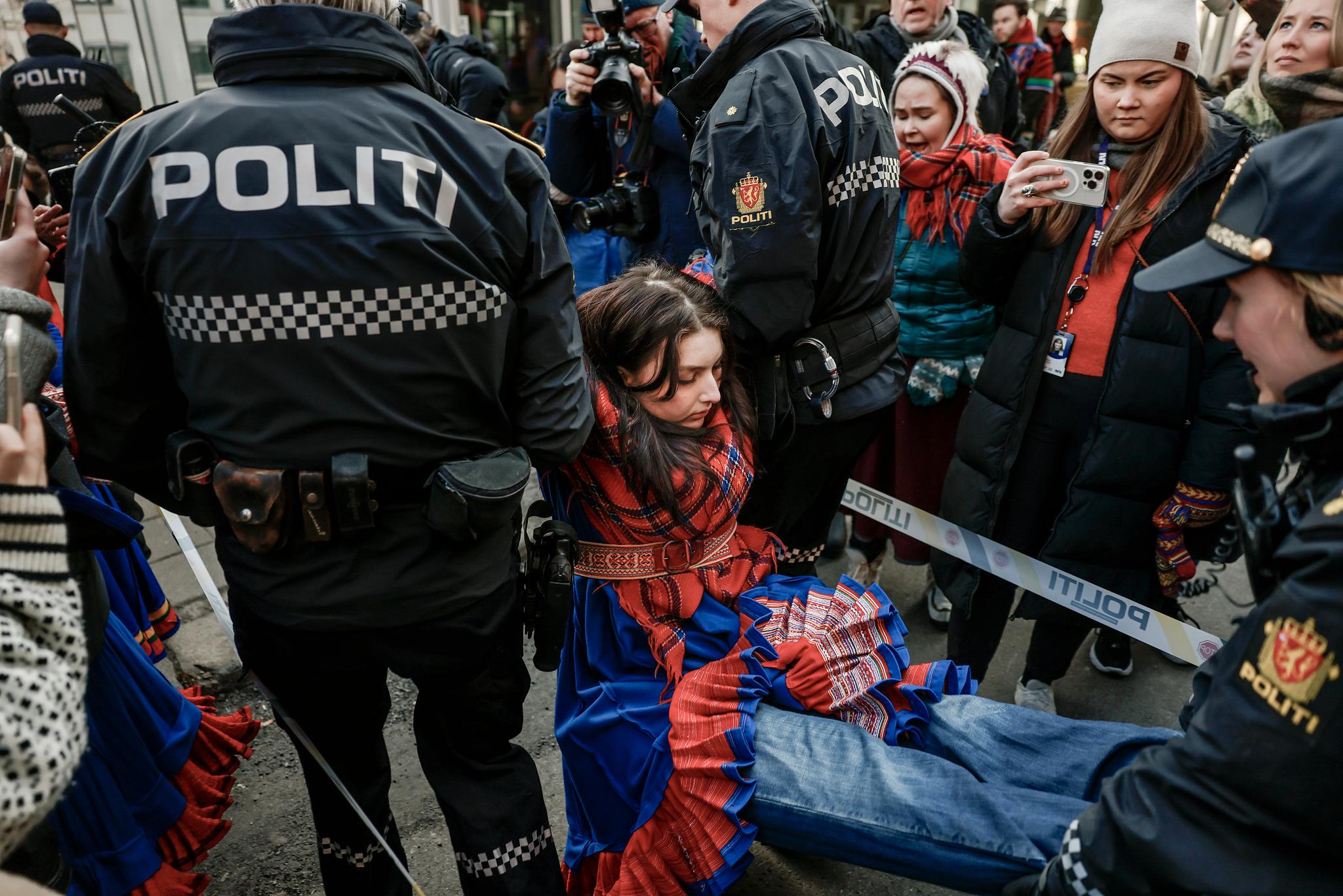 Hele uken har det vært demonstrasjoner mot vindkraftparken på Fosen i Trøndelag. Demonstranter er i noen tilfeller blitt fjernet av politiet.