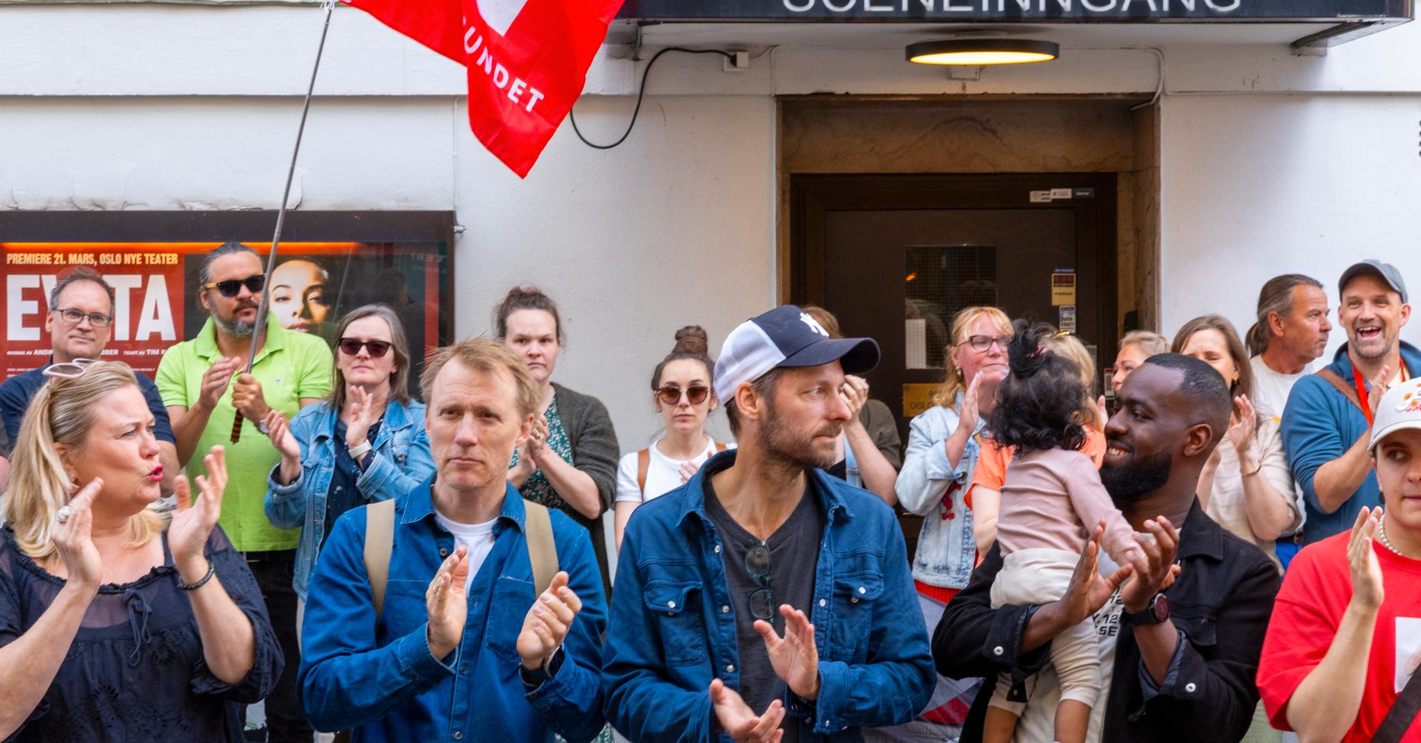 Kjemper for å bevare teateret: En rekke kjente skuespillere, ansatte og venner av teateret demonstrerte fredag for å bevare kulturinstitusjonen i Oslo. 