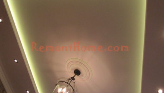 Прямоугольный потолок в квартире в вслюченым светом