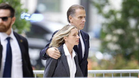 Hunter Biden, le fils du président américain, Joe Biden, accompagné de son épouse, Melissa Cohen Biden, au tribunal fédéral de Wilmington au Delaware, le 11 juin 2024.