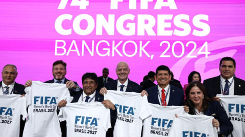 رئيس فيفا يحتفل مع ممثلي البرازيل بعد فوز البلد الأمريكي الجنوبي بتنظيم مونديال السيدات 2027، بانكوك في 17 مايو 2024.