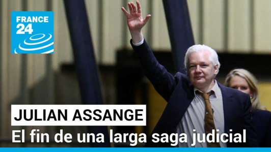 El fundador de WikiLeaks, Julian Assange, saluda a su llegada a Canberra, Australia, luego de alcanzar un acuerdo de culpabilidad con la Justicia estadounidense, por lo que ha quedado en libertad tras años detenido. En Canberra, Australia, el 26 de junio de 2024.