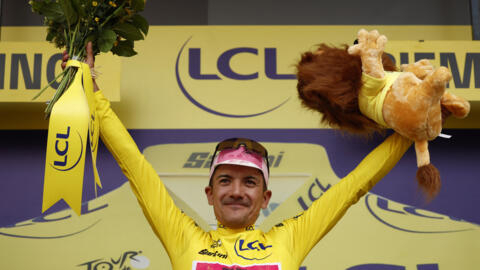 El ecuatoriano Richard Carapaz de EasyPost celebra en el podio con la camiseta amarilla después de quedar como líder del Tour de Francia, al concluir la etapa 3. En Piacenza a Turín - Piacenza, Italia, el 1 de julio de 2024.