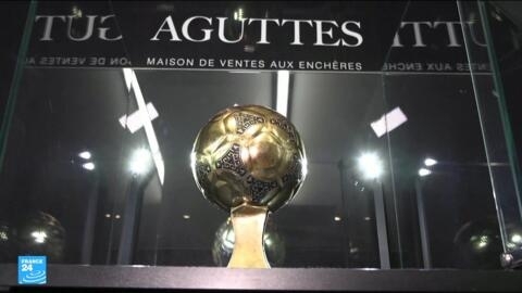 ورثة مارادونا يسعون لتجميد عملية بيع الكرة الذهبية التي فاز بها عام 1986. 