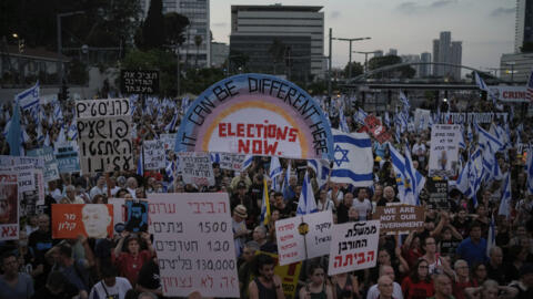 Ciudadanos asisten a una protesta contra el Gobierno del primer ministro israelí Benjamin Netanyahu, en Tel Aviv, Israel, el 22 de junio de 2024. 