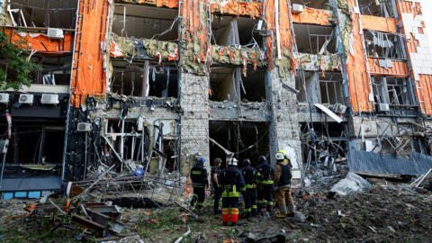 Украинские пожарные тушат пожар, вызванный российскими ударами, Харьков, 25 мая 2024 года.