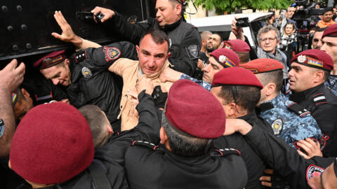 Полиция задерживает участников акции гражданского неповиновения в Ереване. 14 мая 2024 г. Армения