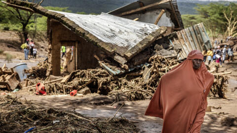 Une femme marche dans une zone de maisons détruites à la suite de crues soudaines et de glissements de terrain à Mai Mahiu, au Kenya, le 30 avril 2024.