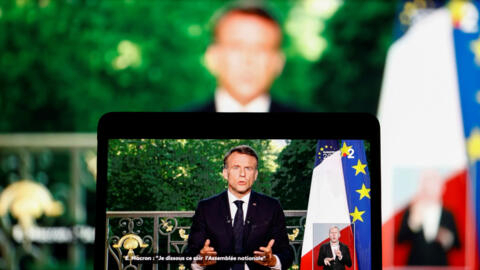 El presidente francés, Emmanuel Macron, aparece en una pantalla mientras pronuncia un discurso tras los resultados después del cierre de las elecciones al Parlamento Europeo, en París, Francia, el 9 de junio de 2024.