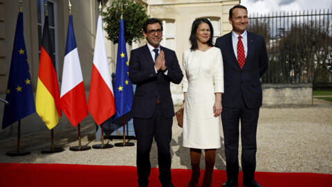 Министры иностранных дел Франции, Германии и Польши - Стефан Сежурне, Анналена Бербок и Радослав Сикорский -  на встрече в Париже 12/02/2024.