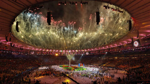 Пиротехническое шоу во время церемонии закрытия летних Олимпийских игр на стадионе "Маракана" в Рио-де-Жанейро, Бразилия, 21 августа 2016 года.