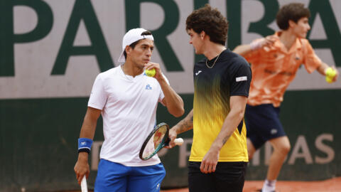 Thiago Seyboth Wild (d) e Sebastian Baez durante partida contra os britânicos Daniel Evans e Andy Murray em Roland-Garros. Em Paris, em 31 de maio de 2024.