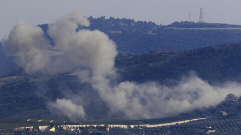 دود ناشی از حمله هوایی اسرائیل به یک روستای مرزی لبنان با اسرائیل در جنوب لبنان، جمعه ۱۷ مه ۲۰۲۴. 