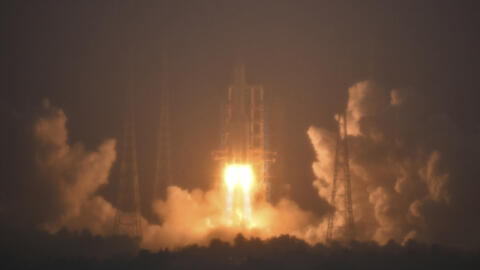 La fusée transportant la sonde chinoise Chang'e-6 lors de son décollage au centre spatiale de Wenchang le 3 mai 2024.